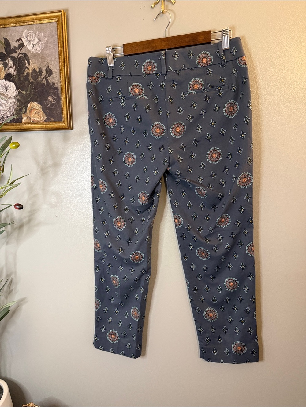 LOFT Marisa Medallion Print Ankle Pants Size 4 Blue Gray Stretch Boho - Picture 8 of 10